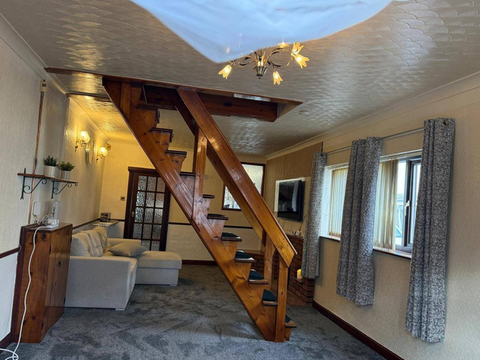 Living area, Coventry 4-bed House, Sleeps 8 With Garden, Coventry