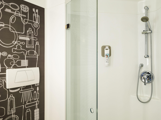 Bathroom 5, ibis Paris Saint-Denis Stade Sud, Seine-Saint-Denis