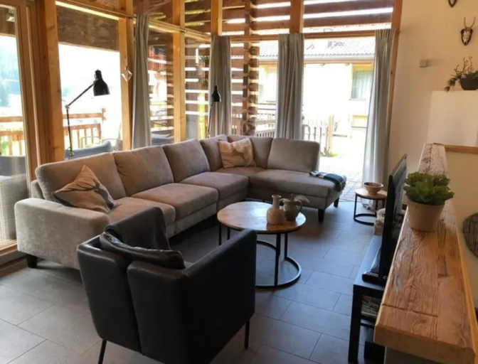 Others 2, Sunlit Alpine Chalet Stay, Zell am See