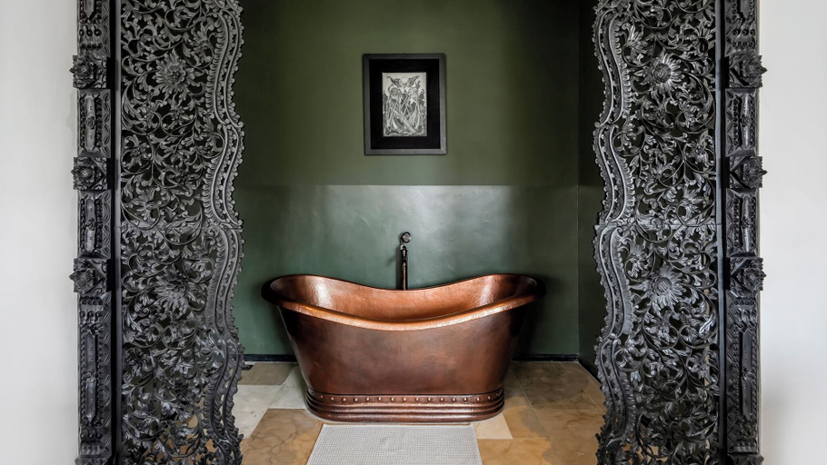 Deep soaking bathtub, Helene's House, Gianyar
