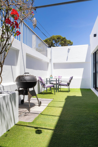 Outdoor dining 5, 3 Bedroom Luxury Villa - Sleeps 6 With Optional Spa Access, City of Cape Town