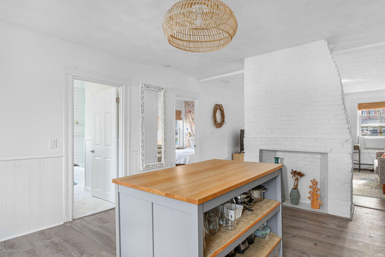 Room 3, Coastal 1BR Retreat Spa Walk to Dining Water