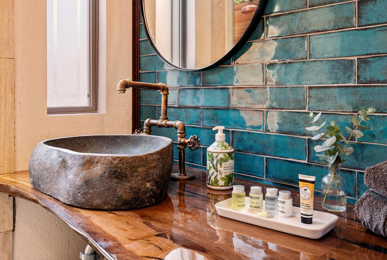 Bathroom 4, Romantic Luxury Retreat-hot/cold pool & sauna, Hays