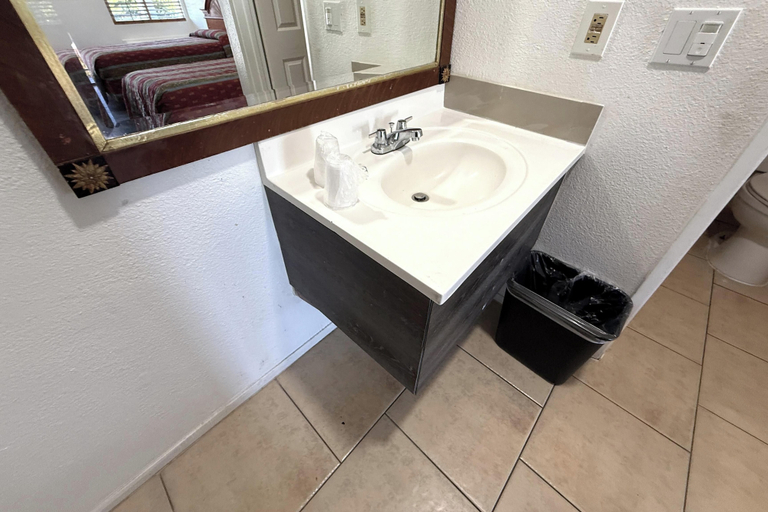 Bathroom 5, Solano Inn Vallejo Napa Valley / Six Flags, Solano