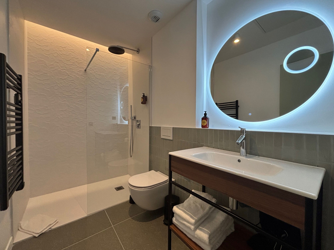 Bathroom 3, Flore Hôtel & Jardin, The Originals Relais, Allier