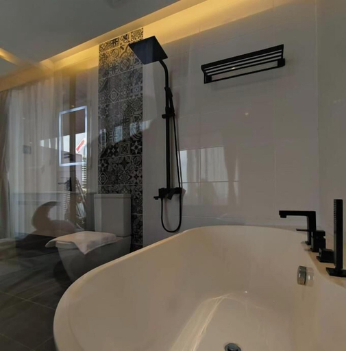 Bathroom 5, Q3 Inn Hotel, Semporna