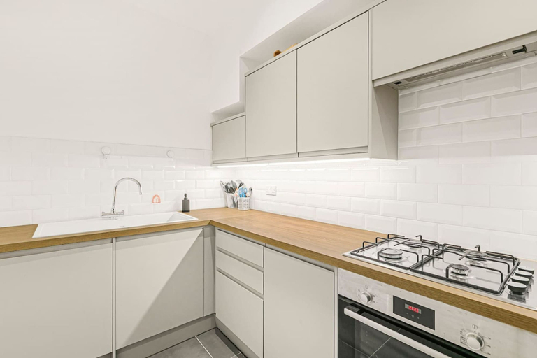 Room 4, 2-bed Gated Home Next To Paddington Station, London