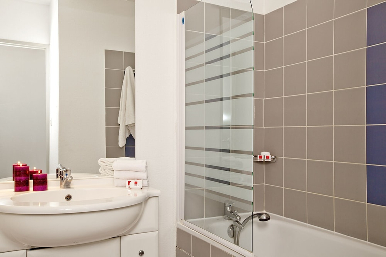 Bathroom 4, Sejours & Affaires Manosque Moulin Neuf, Alpes-de-Haute-Provence