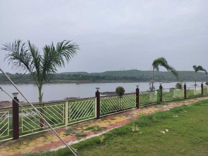 Property grounds 4, Revasa Retreat, East Nimar