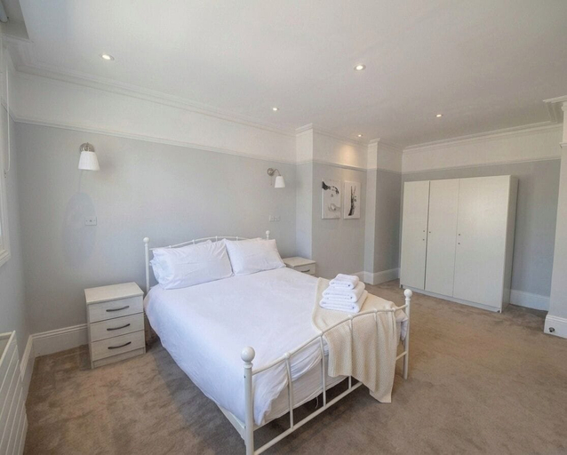 Room 4, The Aria Apartment 3 br Stylish & Spacious, London