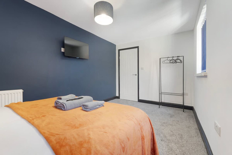 Room 4, 5BR Sleeps 10 Perfect for Contractors in Durham, Durham