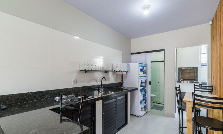 Private kitchen 4, 2BR House w/ BBQ 270m From Beach Ruc0001, Bombinhas