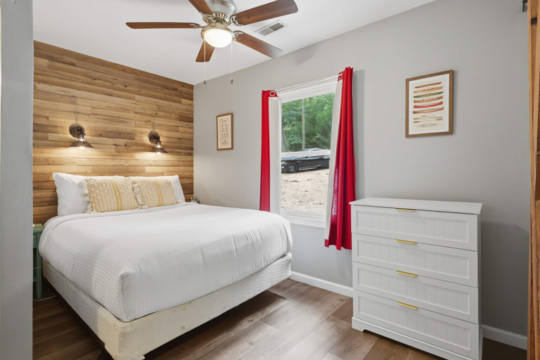 Room 2, Lakefront Home 3 Bedroom 2 Bath With Private Dock, Morgan