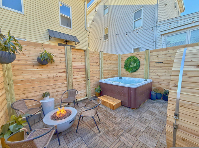 Room 3, Top Floor Loft 3BR w Skylights Spa Walkable