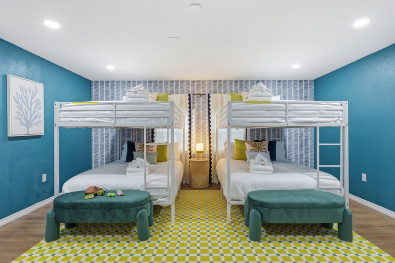Room 5, Sleeps 14 Heated Pool Spa Arcade Putt Putt, Pinellas