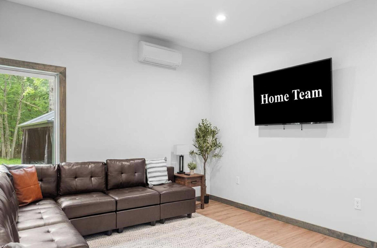Room 3, Sleeps 16 Hot Tub Arcade Resort Amenities, Carbon
