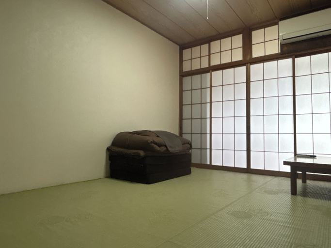 Interior 4, pokapoka village, Ise