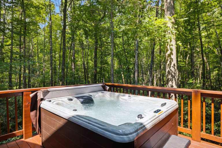 Outdoor spa tub 3, 3 Brothers Bears 3 Bedroom Cabin, Sevier