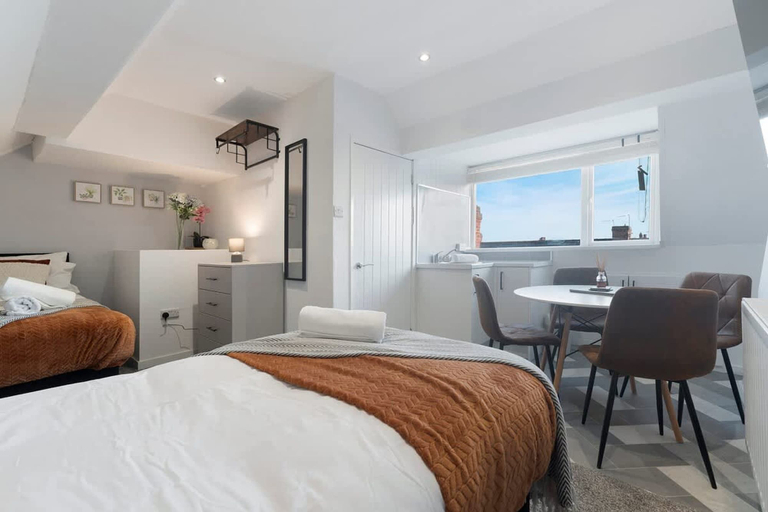 Room 3, Central Darlington Sleeps 8 With Wifi and Parking, Darlington