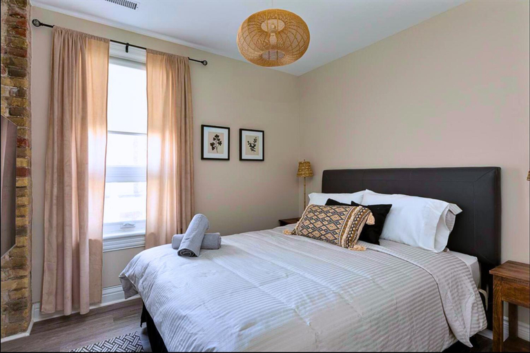 Bedroom 3, Casa Queen Hotel Elegant Suite w Patio BBQ Grill, Toronto