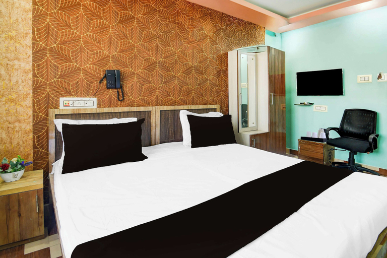 Room 4, Collection O Tarapith Railway Junction, Birbhum