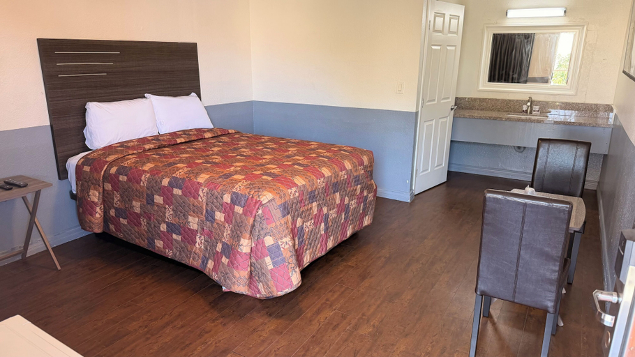 Bedroom 2, La Rosa Motel, Los Angeles