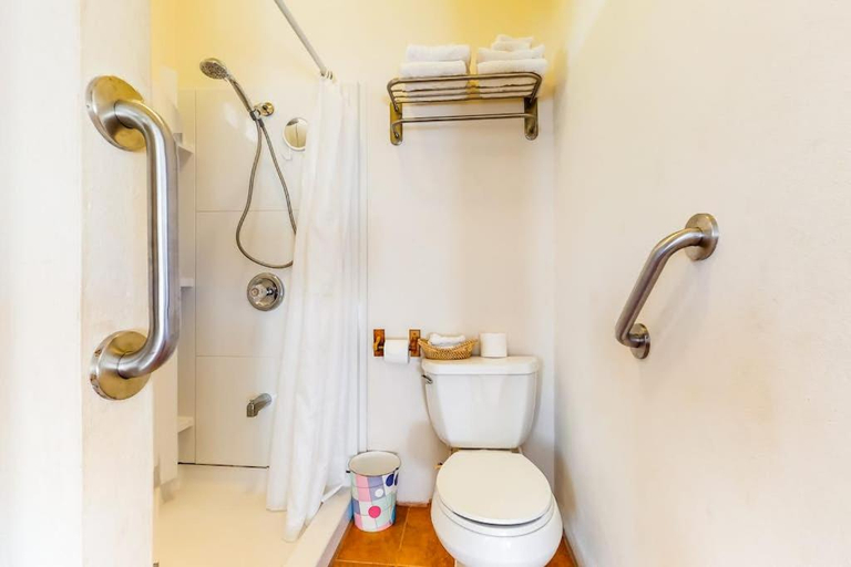 Bathroom 5, Grampa Puli at Isebei Guest House -Gold Standard Certified
