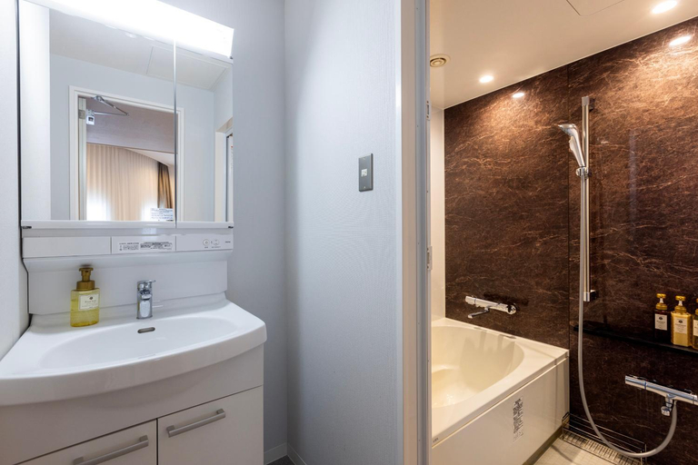 Bathroom 4, Shinjuku Washington Hotel, Shinjuku