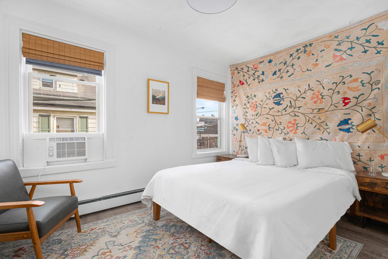 Room 3, Private Retreat Buyout Sleeps 16 Spa 4 Units