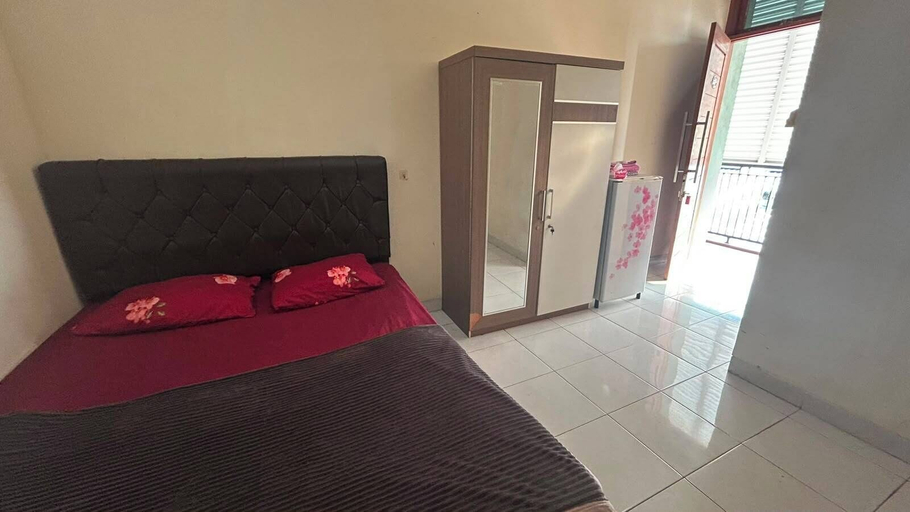 Room 2, Collection O near Taman Semanggi, Central Jakarta