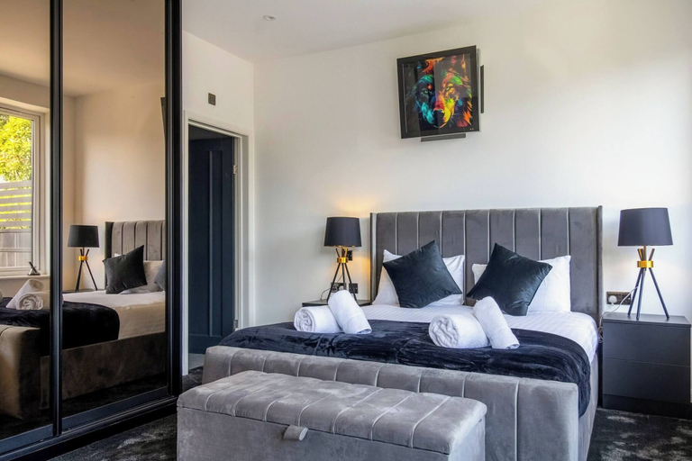 Room 3, 4 Bedroom Luxury Home Features Hottub & Pool Table, London
