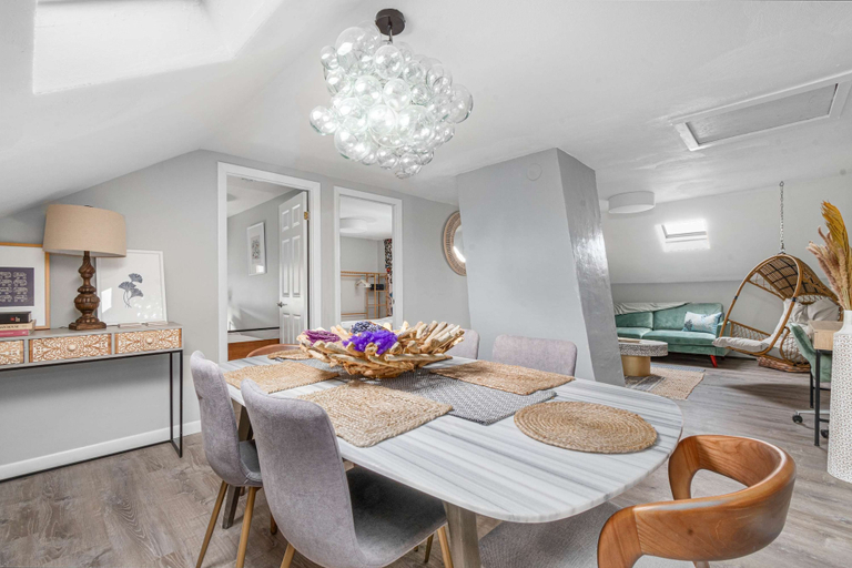 Room 5, Top Floor Loft 3BR w Skylights Spa Walkable