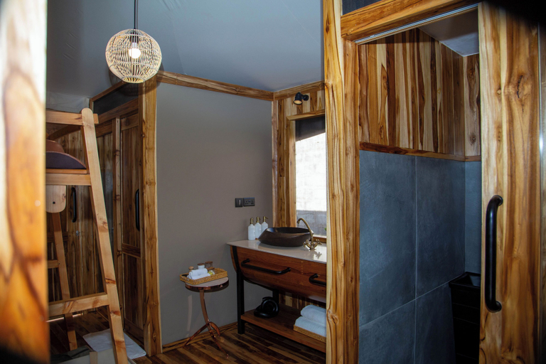 Bathroom 2, BECH Serengeti Luxury Camp, Serengeti