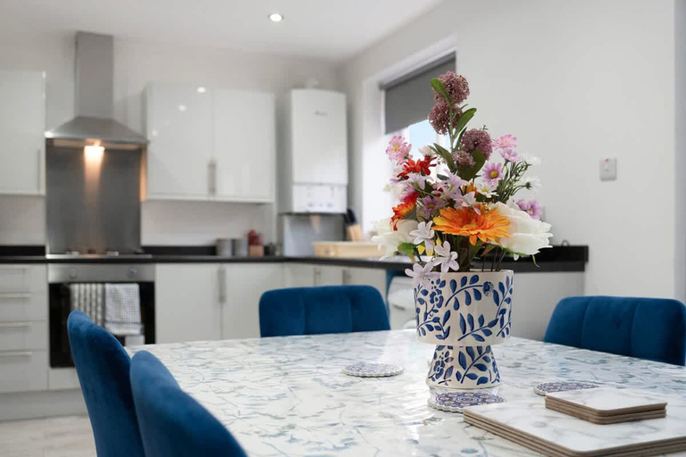Room 5, Newcastle 2BR Sleeps 5 2 Parking by Stay With Us, Newcastle upon Tyne
