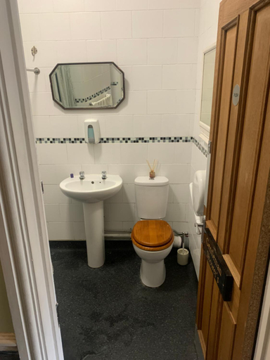 Bathroom 2, Les Fleurs Accommodation, Kent