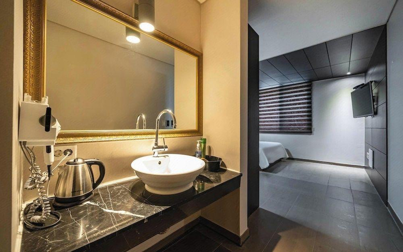 Bathroom 3, Nostalgia Hotel, Paju
