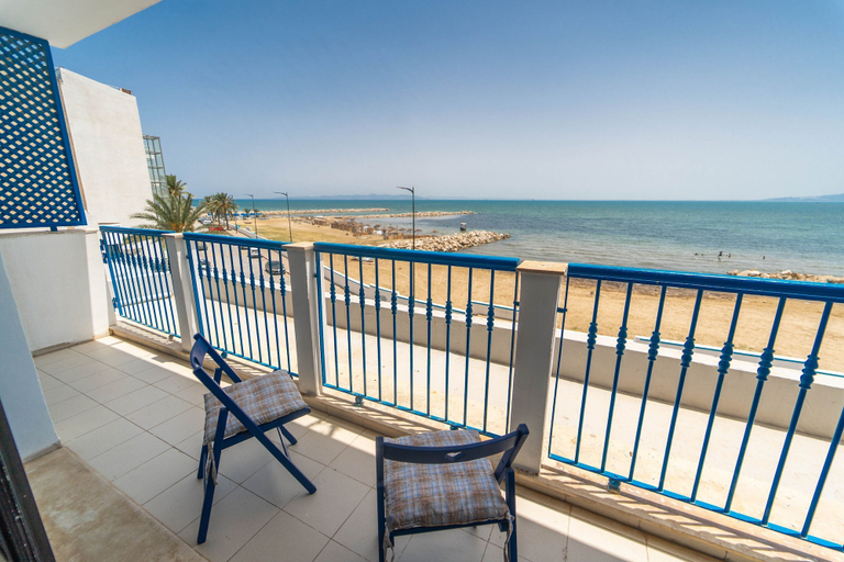 Room 4, Beachfront 2BR Sea View La Goulette, La Goulette