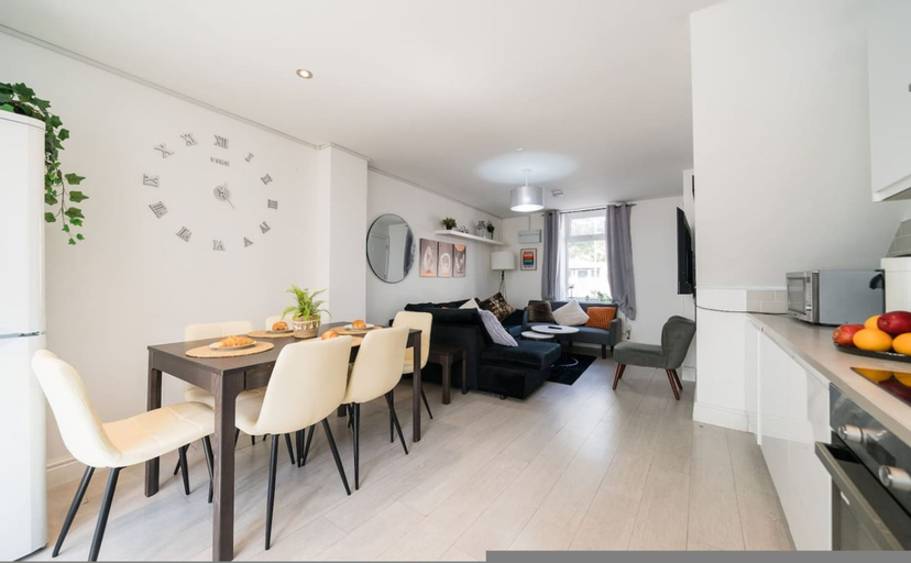 Room 3, Premium 3 Bed Cardiff City Sleeps 9 With Free Parking, Cardiff
