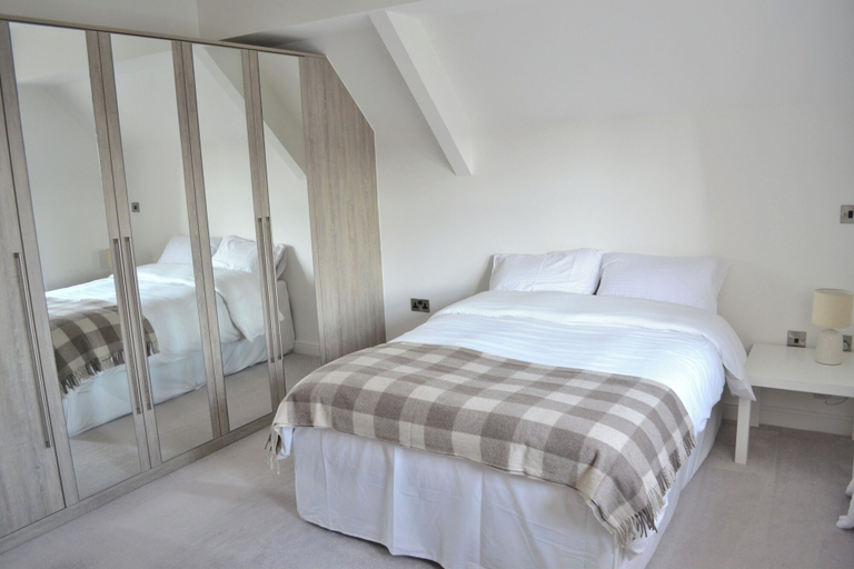 Room 4, The Residence, 3-bed Apt, Sleeps 6 With Parking, Lancashire