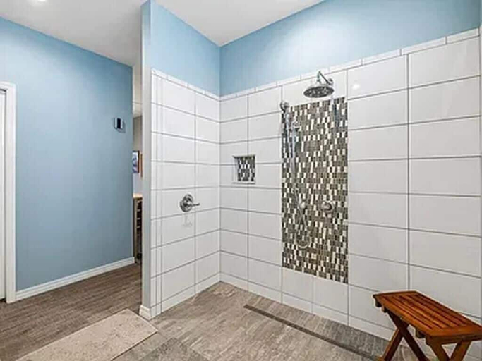 Bathroom 3, Blue Chip Escape, Walton