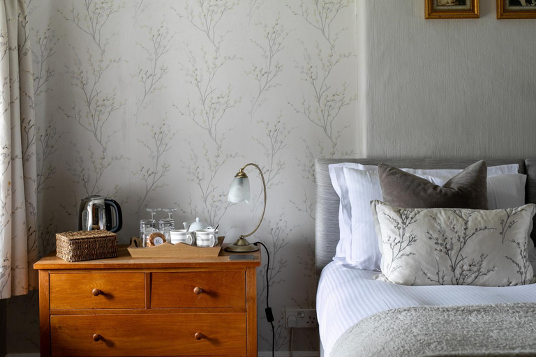 Bedroom 2, Reddivallen Farmhouse, Cornwall