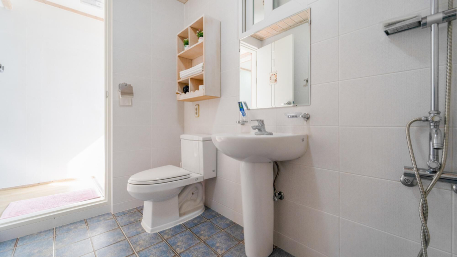 Bathroom 5, Namhae Gooreamyelmae Pension, Namhae