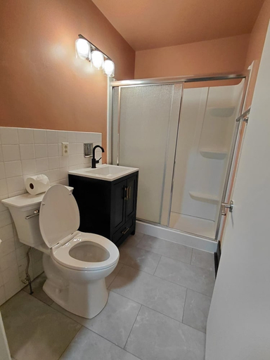 Bathroom, Arrowhead Motel, Crook