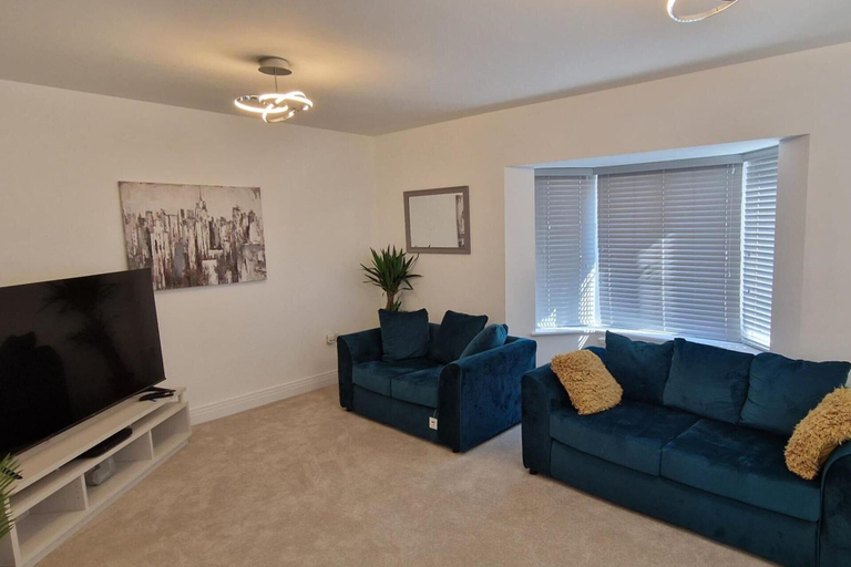 Others 5, Peterborough - House - Sleeps 8 - Parking - Garden, Cambridgeshire