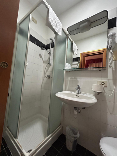 Bathroom 5, Hotel Vienna, Milano