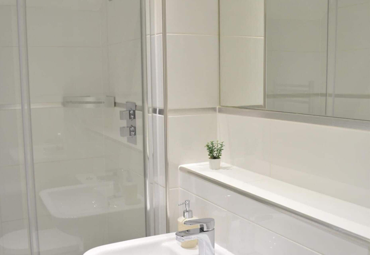 Bathroom, The Residence, 3-bed Apt, Sleeps 6 With Parking, Lancashire