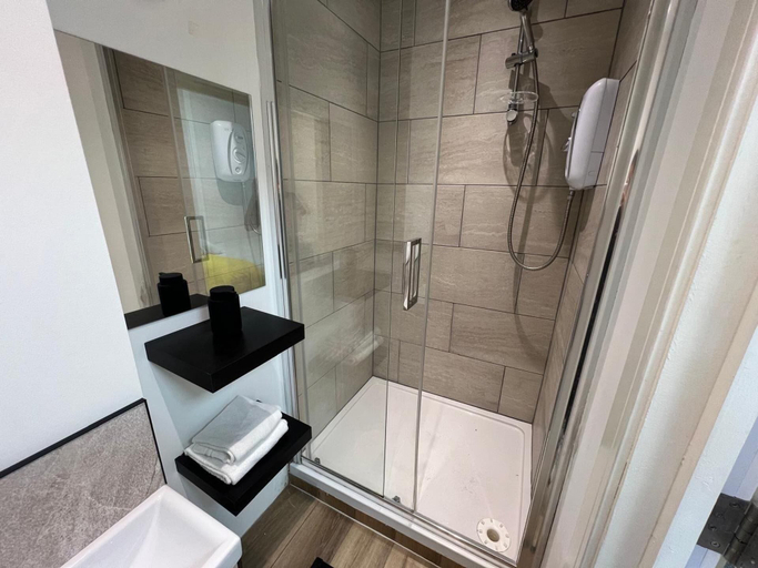 Bathroom 5, Stylish 1-bed Flat Central Cardiff Bay Window Views, Cardiff