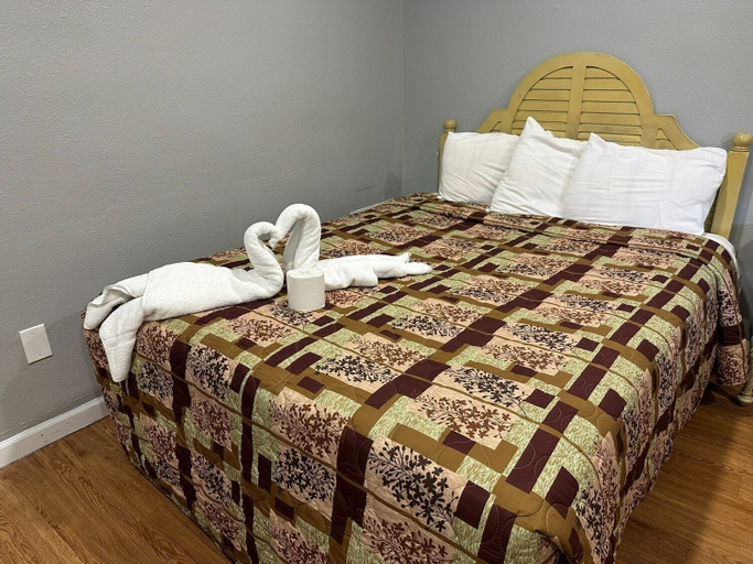 Bedroom 2, Budget Inn, San Luis Obispo