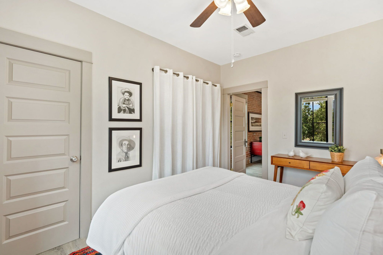 Room 5, Magnolia Market Loft Steps to Old Town & Trails, Larimer