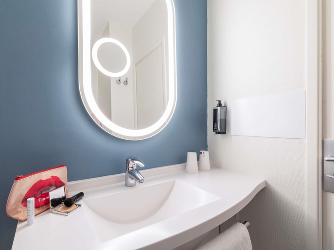 Bathroom 3, Ibis Chalons En Champagne, Marne